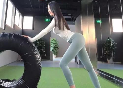 紧身打底裤：甜蜜迷人的美女，身材曲线很有型，魅力十足！