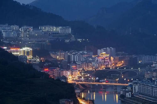 我国这两个城市，名字相反却很少有人认错，一个小县城，一个省会