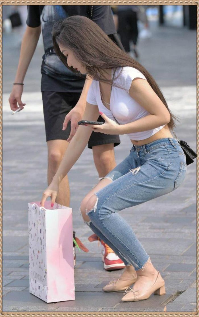 T恤|街拍:这种V领口设计的T恤,无论穿什么搭配,都彰显好身材吧?