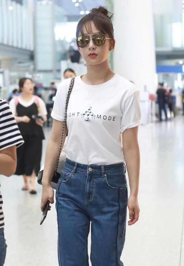 杨紫又撞上江疏影，上次是棉服这回是T恤，网友：终于赢了一回！