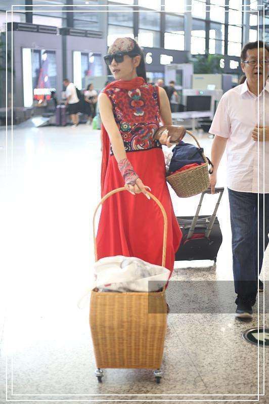 原以为杨丽萍的竹篮够奇葩的了，当看到窦靖童的木箱，我惊呆了