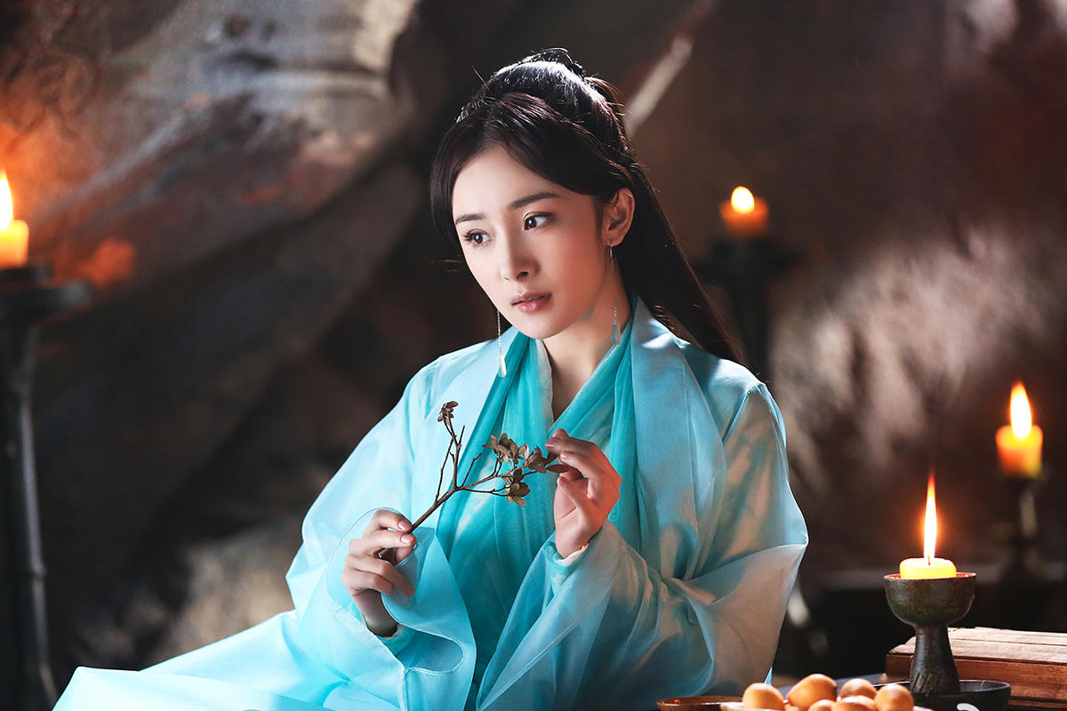 14年前杨幂给孙俪做陪衬,那时的下巴没有这么