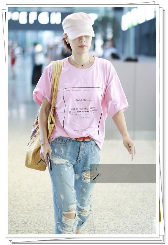 马伊琍够狠！42岁穿粉色T恤衫不输21岁张雪迎，网友：嫩炸了！