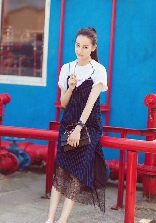 迪丽热巴终于扎起了无刘海高马尾!吊带裙超清纯,这个造型不错哦