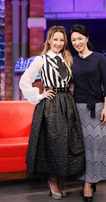 42岁李玟素颜出席活动, 皮肤松弛鼻子塌陷, 网友: 后遗症爆发了?