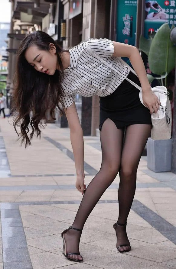 小姐姐白色条纹上衣很是清纯，雪白光滑大长腿线路的娇嫩玉润