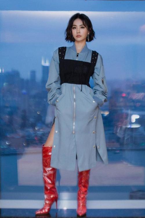 蔡依林也真敢穿!裤子都快穿到胸了!网友:腿短穿到脖子都没用!