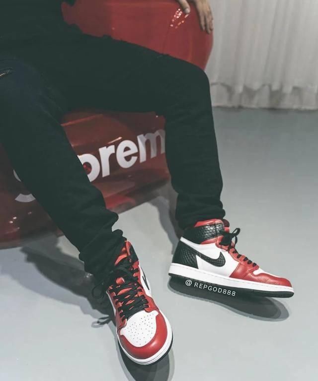  「球鞋」蛇皮球鞋上脚！这双 AJ1 提前锁定2020人气王鞋款