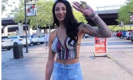 美女画了一件背心和一条牛仔短裤去逛街，小女孩说：她没穿衣服！