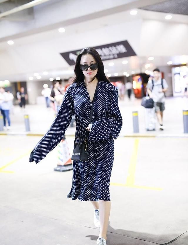 张馨予机场衣服邋遢，网友：你是出来唱戏的吗？