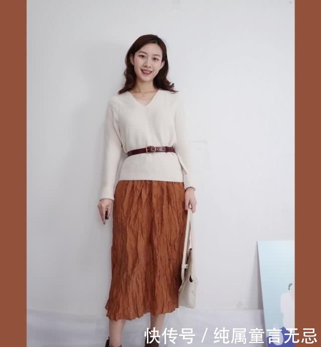  [采用]毛衣配小脚裤已“失宠”！品味女人选择搭配半身裙，时髦优雅显瘦