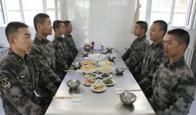 在部队里，军人们吃剩下的饭怎么办？听听三位士兵怎么说