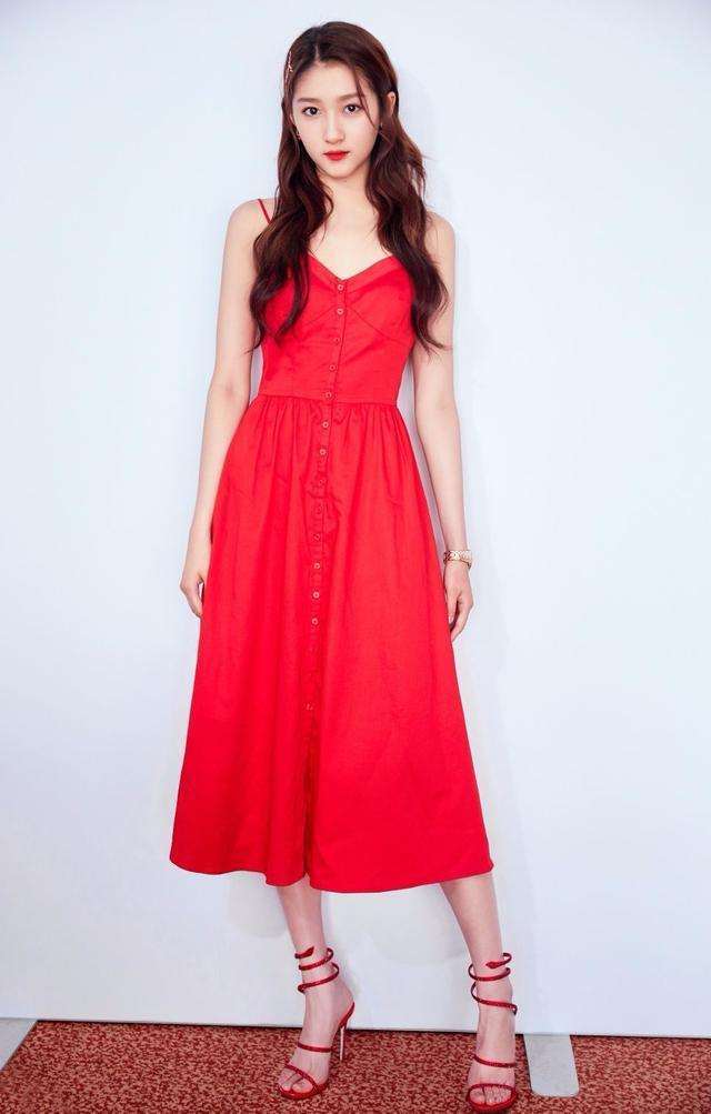 唐嫣真厉害! 穿的吊带裙空荡荡的 网友: 这尺寸没得遮太小了!