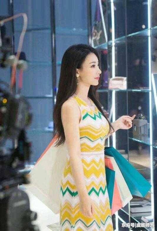 柳岩现身澳门疯狂购物, 现在穿衣服可真保守!