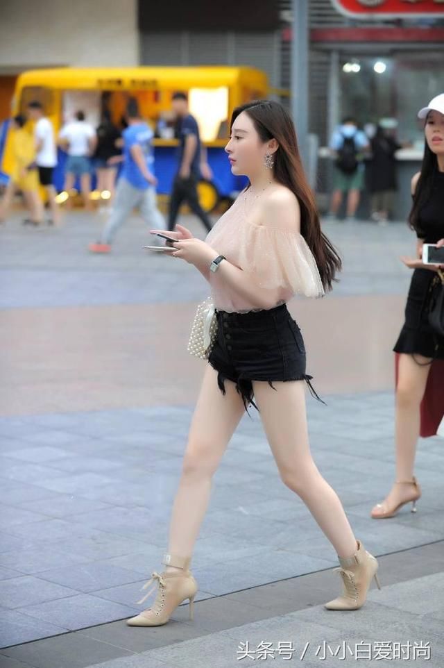 “丰腴”结实的感觉，穿短裤配高跟的美女，这种身材挺劲爆！