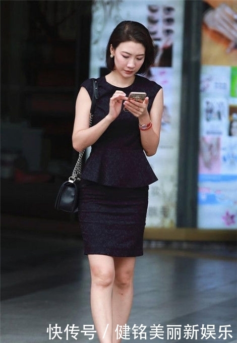气质|街拍:美女身材匀称,身穿浅色连衣裙,彰显楚楚动人的唯美气质