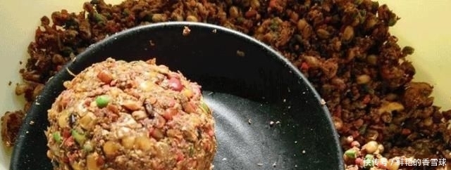  打窝：这几样东西在农村很常见，混合在一起去野钓，咬钩的全是大鱼！