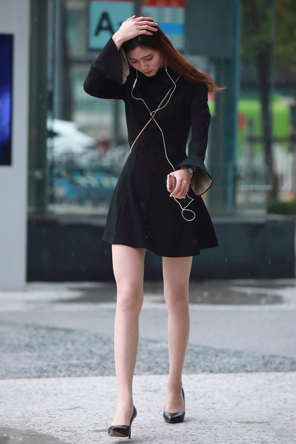 街拍:雨中漫步的肉丝美女,连衣短裙配高跟彰显女神风范