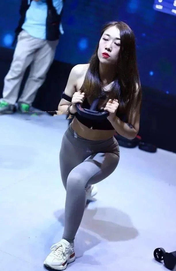 运动中的小姐姐最美，紧身装下勒出迷人线条