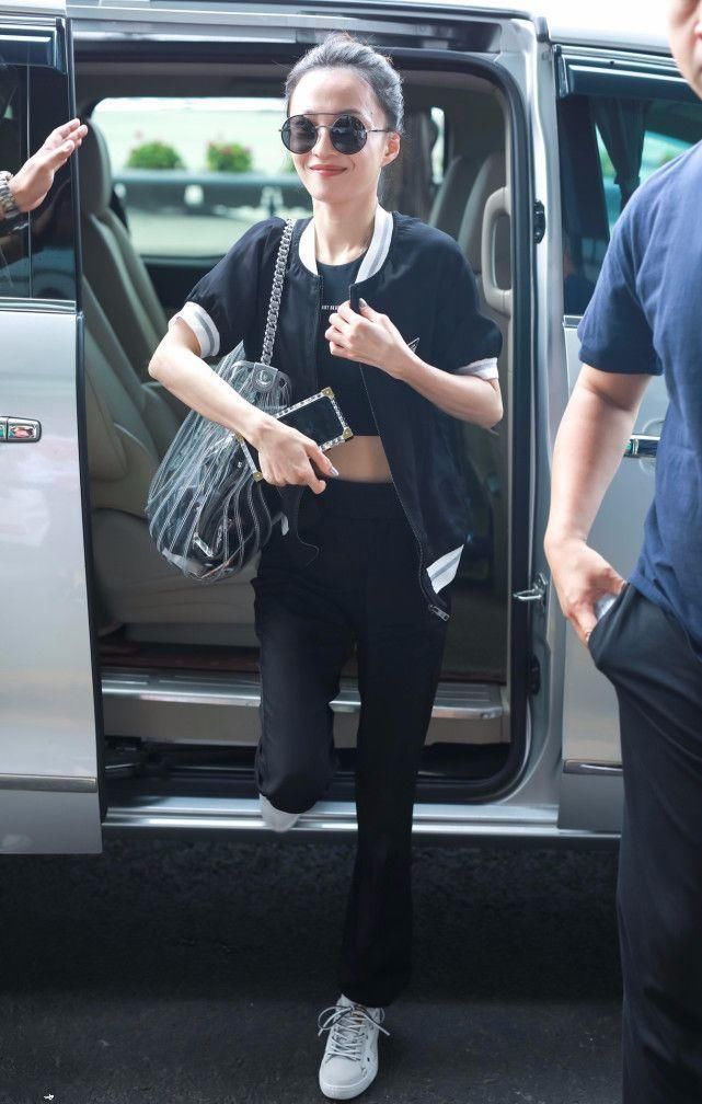 张韶涵这身材叫人羡慕，可这身打扮被网友嫌弃，贵也穿不出气质!