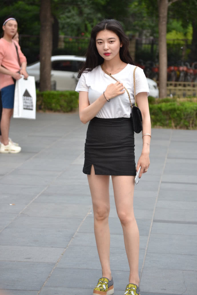 街拍：时尚美女，黑色包臀裙下的美腿白嫩无比！