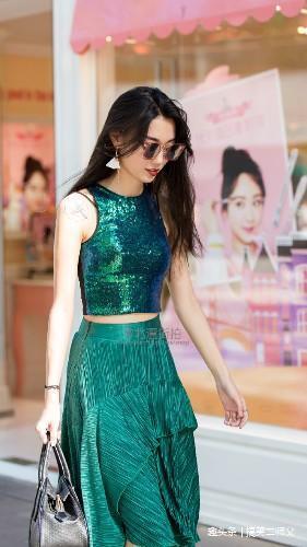 路人街拍：小姐姐的短裙穿搭展现出不凡气质，玉腿修长吸人眼球