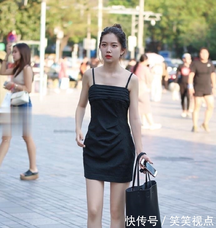  真的：街拍：偶遇一位笑眯眯的吊带裙小姐姐，笑起来真的非常可爱！