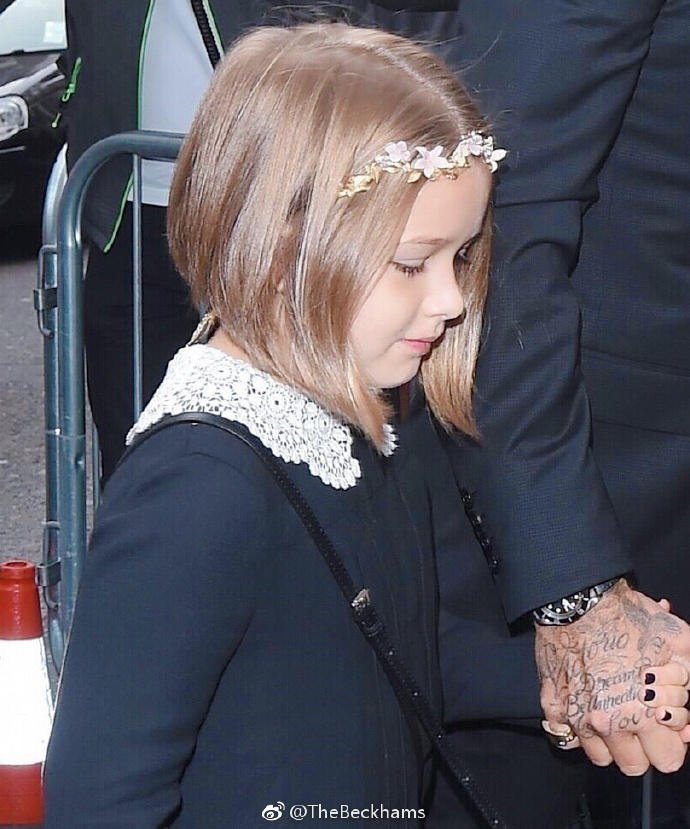 贝克汉姆带小七看时装秀 小七好像小仙女