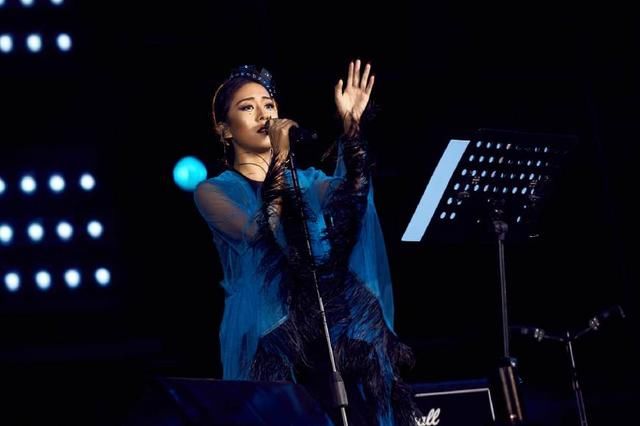 范冰冰的滴泪妆够美了，直到看见吉克隽逸的镶钻妆，网友:我服!