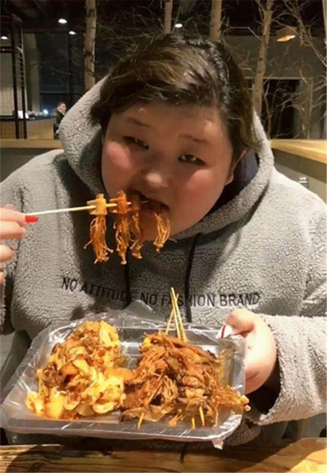 19岁女孩三百多斤，每天直播吃肉，从不为自己的胖感到内心自卑