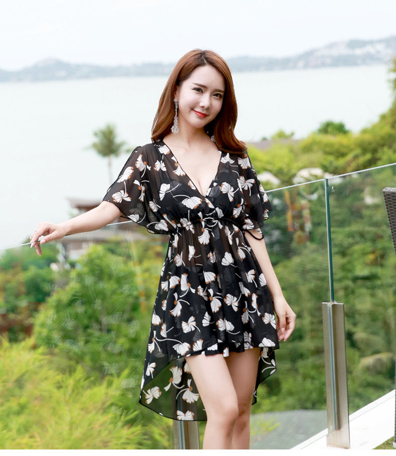 泳衣太露不遮肉?试试新款“保守泳衣“，性感遮肉又不暴露