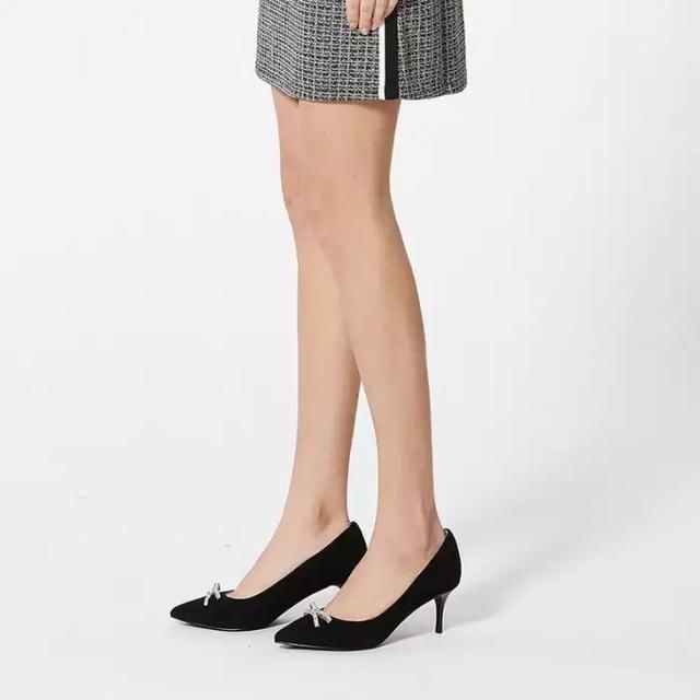 经典的高跟鞋是每个女生都不能缺少的单品