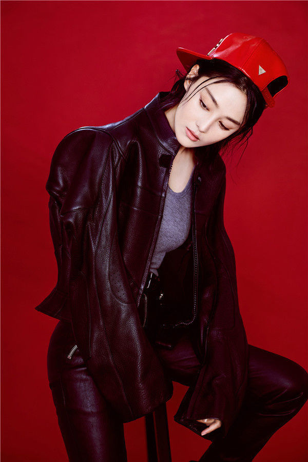 张馨予真厉害，皮裤还能穿的如此高级，网友：“军嫂”范十足