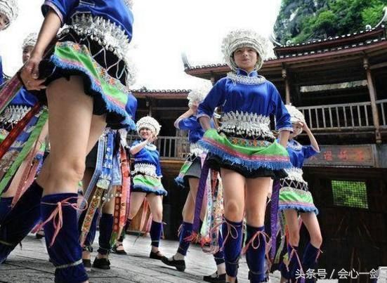 中国这里的女性人人穿短裙，裙长只有15厘米，被称为世界第一短