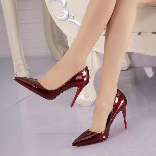 低调奢华，配上奶白脚丫，能使女人的脚踝和腿型变得更加优美