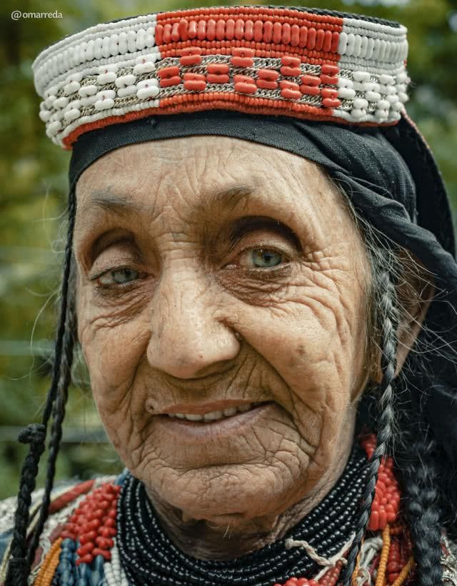 他们是亚历山大东征军后裔，隐居山谷男耕女织，过着与世隔绝生活