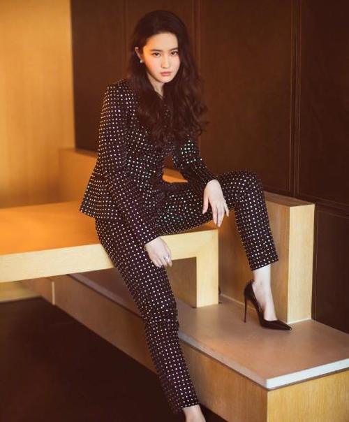 她8岁获得模特冠军，15岁被北影破格录取，30岁似18少女！