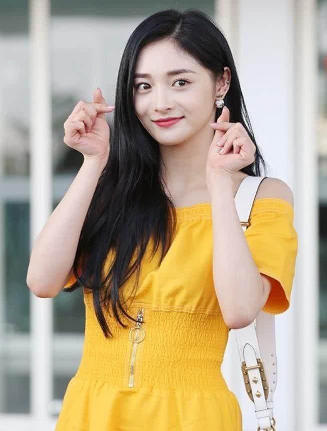 周洁琼弯腰手按胸口上防走光，网友:不捂着也没什么看头!