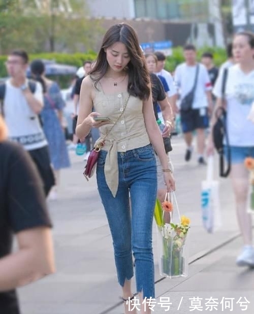 宛若：半披肩长卷发配蓝色修身牛仔裤搭蓝高跟 宛若精灵 魅力无限