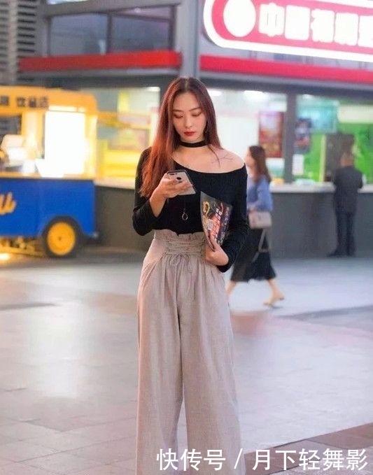  美女■街拍：俏丽的美女一款简约的黑色连衣裙大方美丽，长发轻舞飞扬更是散发出别样魅力