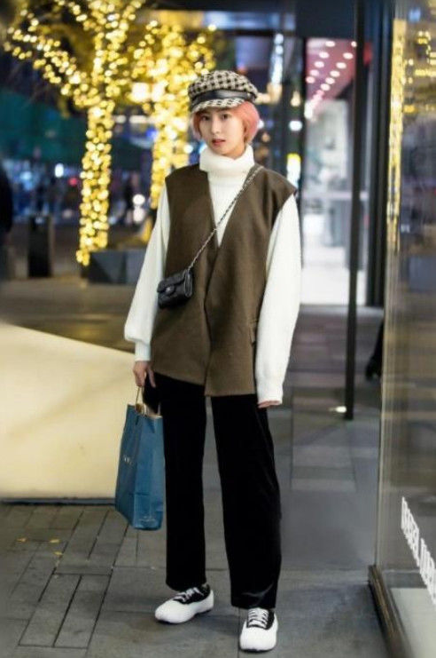 「小美女」街拍:黑色遮阳帽,白+灰拼接的连衣裙,小美女清纯靓丽