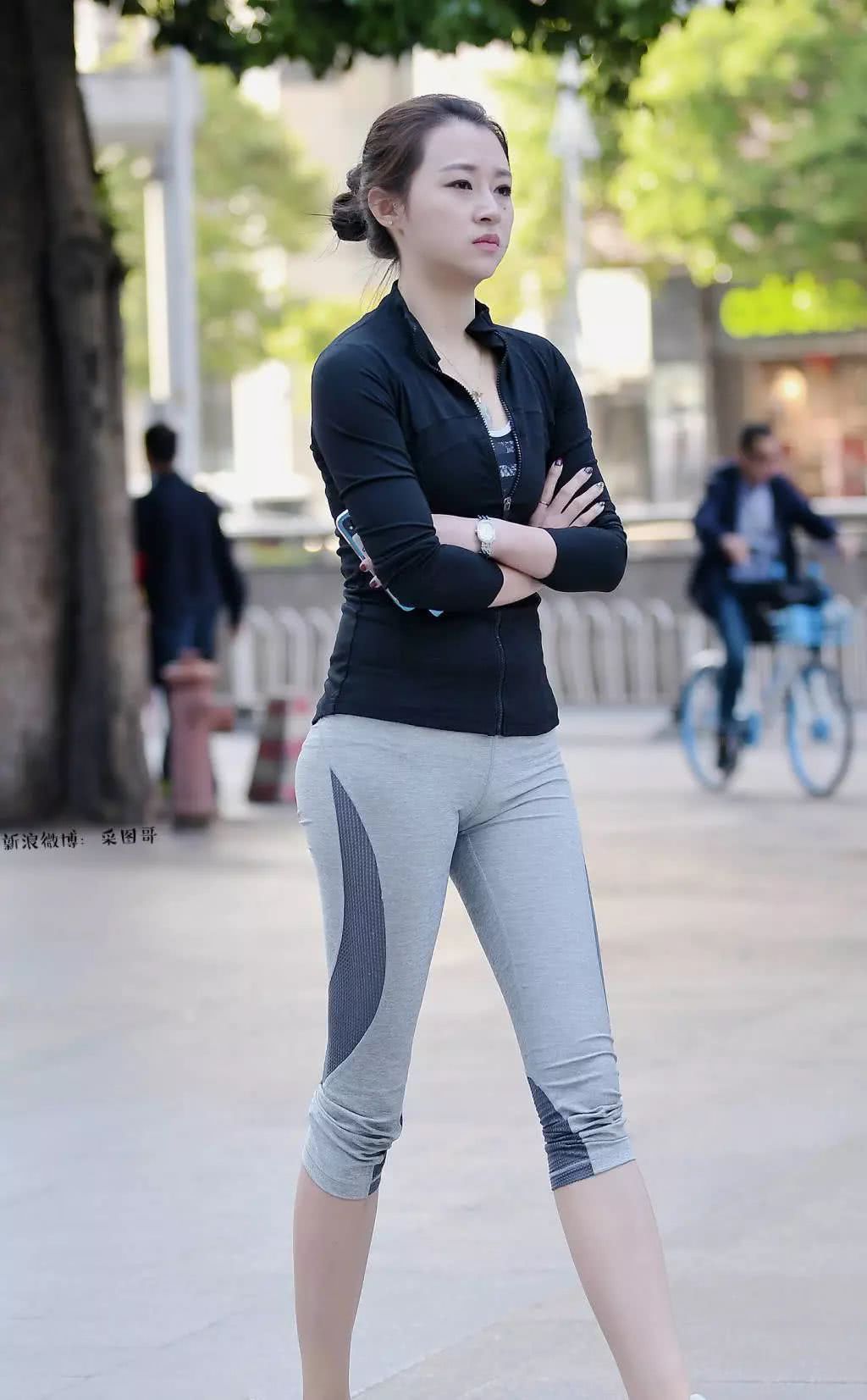 街拍：小姐姐瑜伽裤走在街上，10分，你们给她打几分？