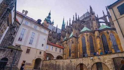 一千年才建成的这座教堂，装修富丽堂皇，素有“建筑之宝”的美誉