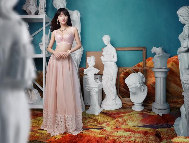 柳岩晒剧中美照，抹胸裙大秀身材，网友直呼：上面兜不住了！