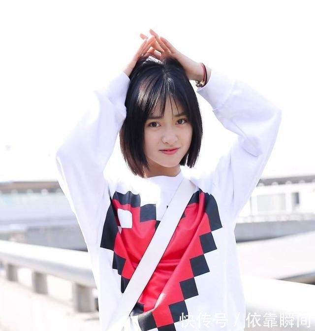 沈月又穿这条裤子，网友千年不换的裤子和每天都换的上衣！