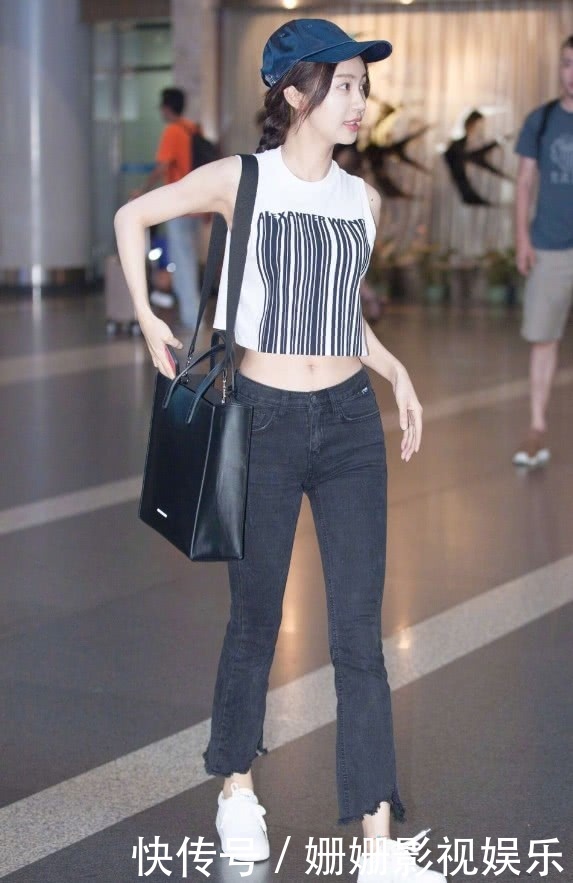 除去小蛮腰，李菲儿的腿部线条看起来十分优美，下摆是九分裤设计