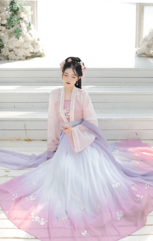  『整套衣服』全网最火“下半身”配色惊艳的汉服，普通服装都不敢这样配
