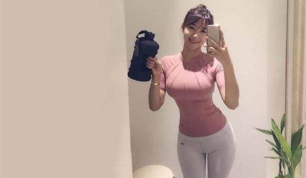 凹凸紧致的打底裤美女，穿出成熟女性的美感，女神范十足!