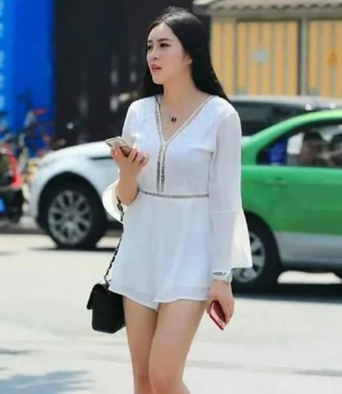  『美女』美女时尚街拍：秀色可餐的美女，一件白色背心配浅色短裤，青春活力气息