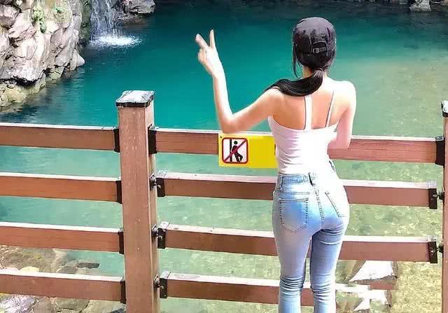 修身的牛仔裤，让你拥有s型曲线不是梦想